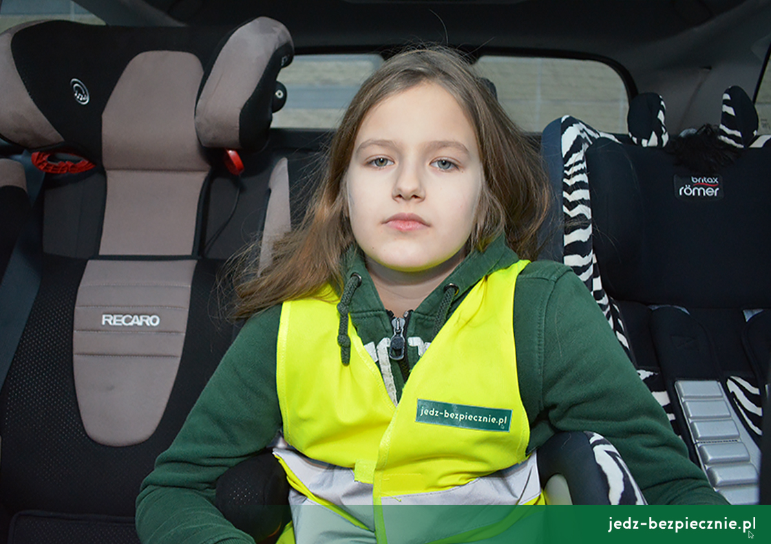 Bezpieczeństwo dzieci - Dwa foteliki i troje dzieci podróżujących na kanapie - Toyota Auris Touring Sports II facelifting